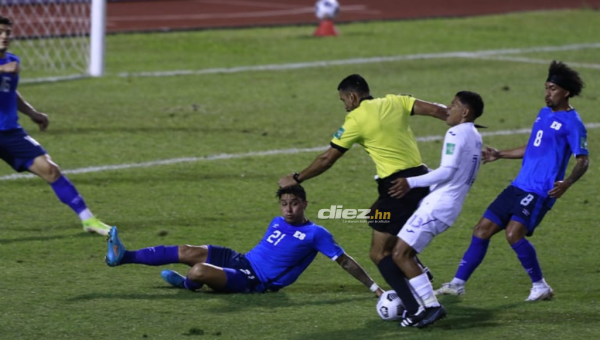 Bryan Moya al momento de impactar con el árbitro de Costa Rica y perder una oportunidad de gol. Fotos: Neptalí Romero