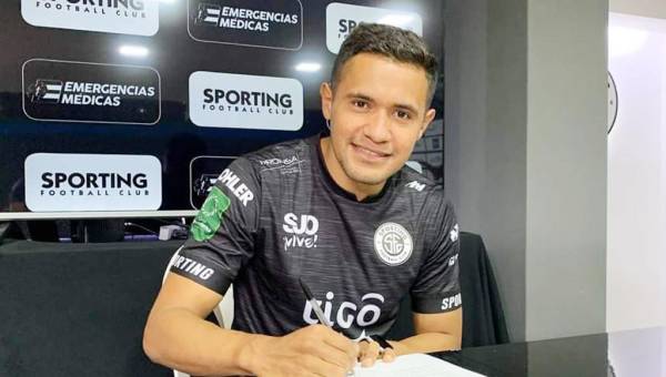 Momentos cuando el delantero hondureño Roger Rojas firmaba su contrato con el Sporting San José de la primera división de Costa Rica.