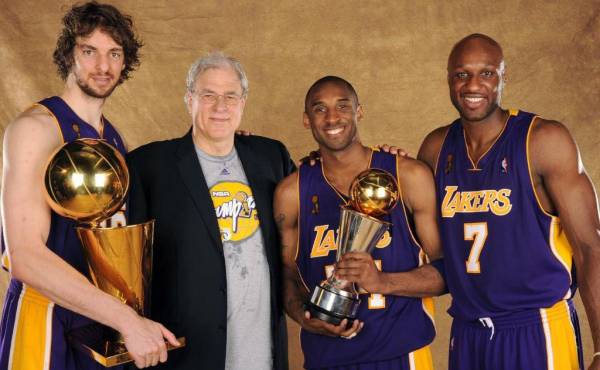 Pau Gasol junto a Kobe Bryant con el campeonato ganado con los Lakers.