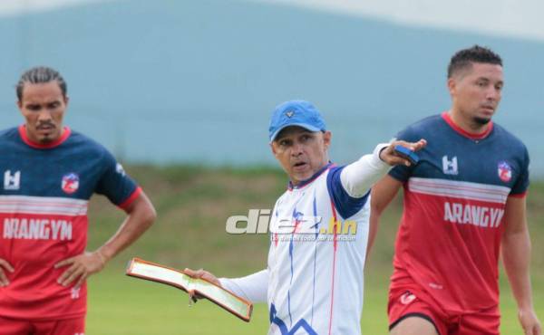 El entrenador colombiano Hernando Medrado dando indicaciones. FOTO: Neptali Romero.