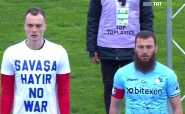 Futbolista turco se niega a ponerse la camiseta de ‘‘no a la guerra’’ en Ucrania y confiesa el motivo