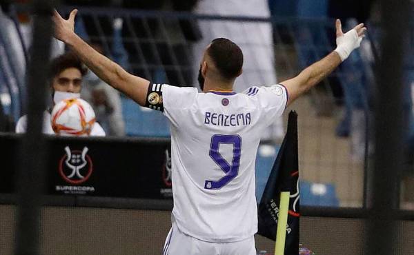 Benzema celebrando un tanto en la Supercopa de España.