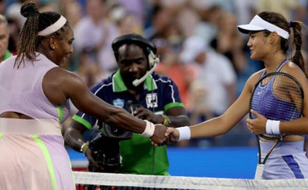 Serena Williams y Emma Raducanu estrechando su mano luego del final de su juego.