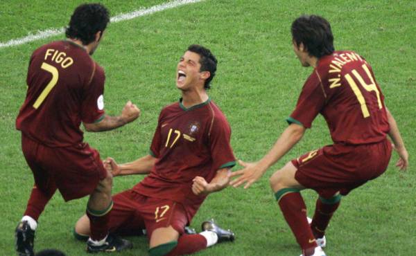 Cristiano Ronaldo celebrando su primer gol en mundiales junto a Figo.