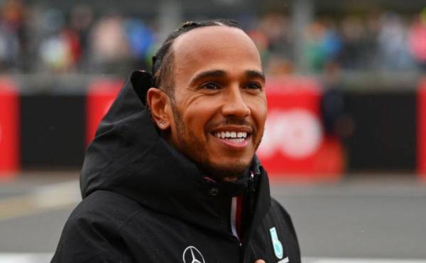 Lewis Hamilton da que hablar dentro y fuera de la pista.
