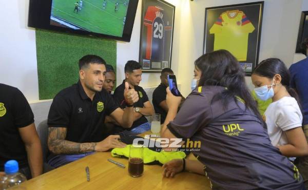 Fotos y autógrafos regalaron los futbolistas de La Máquina a sus hinchas. Foto: Moisés Valenzuela.