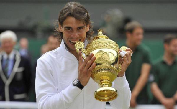 Rafael Nadal con el último trofeo de Wimbledon que ganó en el año 2010.