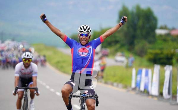 Ferney Molina gana su primera carrera en esta Vuelta a Honduras 2022. FOTO: La Baika Hn.