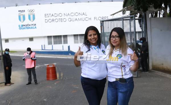 Estas dos chicas fueron las primera aficionadas del Comunicaciones en hacer su arribo al estadio Doroteo Guamuch Flores. Foto Neptalí Romero