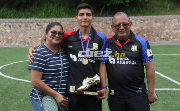 Héctor Ávila junto a sus padres luego de coronarse campeones de la Donosti Cup.
