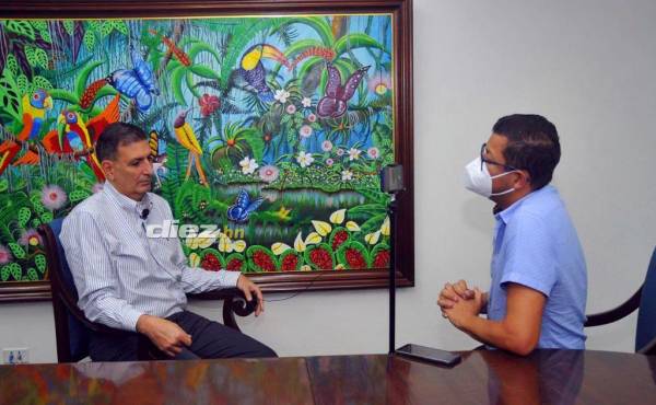 Nuestro periodista Jorge Fermán en plena entrevista con el presidente de Fenafuth, Jorge Salomón. FOTO: Marvin Salgado.