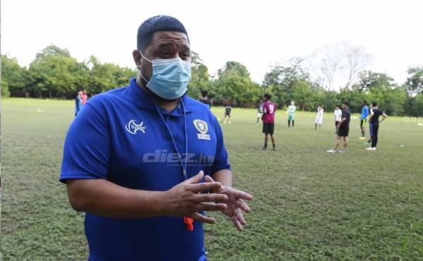 Samy Rodas es uno de los entrenadores de la Academia Leones, que ahora entrena en la cancha del instituto José Trinidad rEYES.