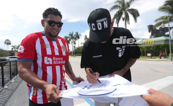 Palma le firma una camiseta a un aficionado hondureño que llegó a saludarlo.