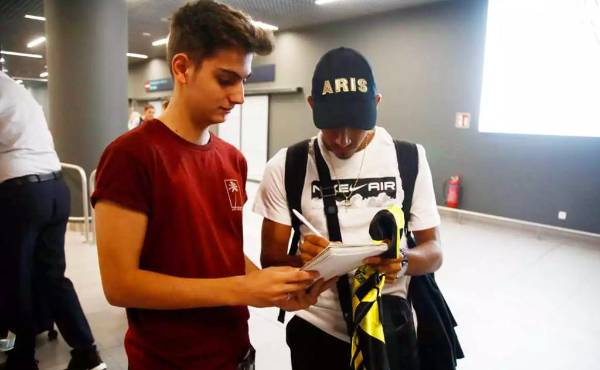 Edwin Rodríguez signing autographs on his arrival in Greece.
