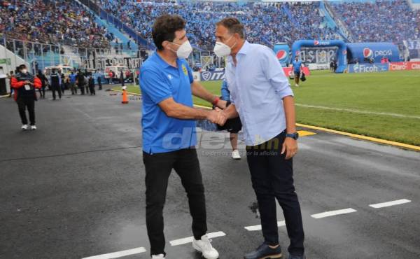 Así fue el saludo entre los entrenador argentinos, Héctor Vargas y Hernán “La Tota” Medina, previo al inicio de la final.