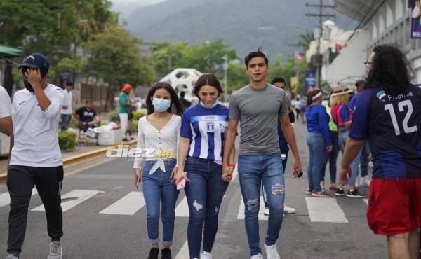 Los aficionados catrachos ya están llegando al estadio Morazán para ver a la Sub-20 de Honduras. Foto: Mauricio Ayala.