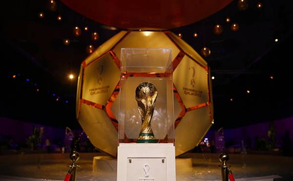 Esta es la copa que se llevará el campeón del Mundial en diciembre.