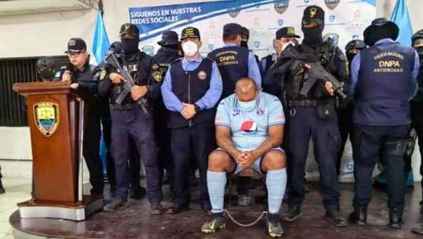 Tokiro Rodas Ramírez, alias “El Perverso”, fue presentado con las esposas, en calzoneta y tacos. Fue arrestado cuando jugaba un partido de fútbol en Choluteca.