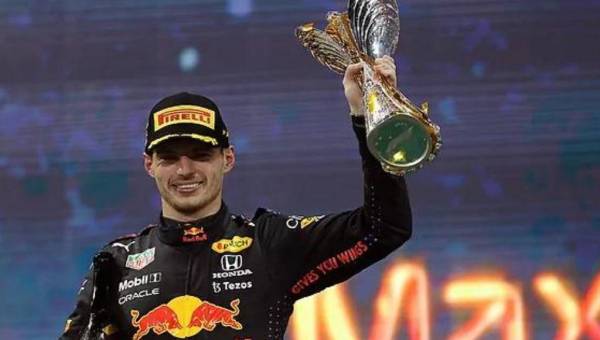 Max Verstappen levantando el trofeo de Fórmula Uno.