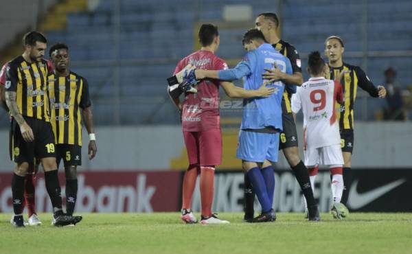 El portero César Salandía es saludado por los jugadores Michael Perelló y Devron García. FOTO: Neptalí Romero