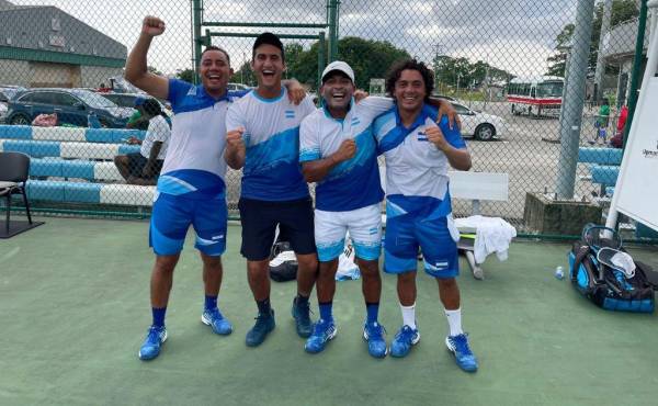 Equipo de Honduras celebrando el triunfo y la clasificación a la categoría tres de América.