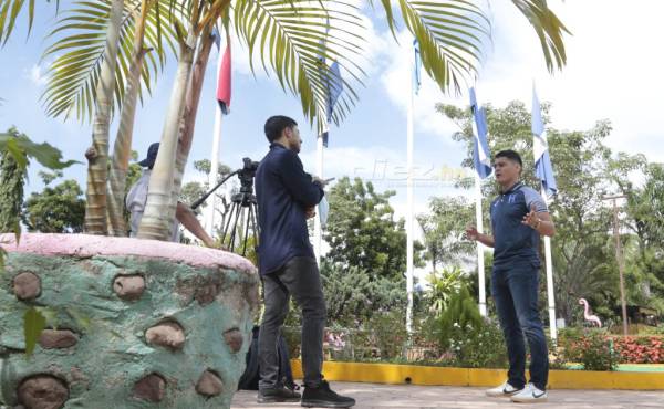 Luis Alvarado en entrevista con el periodista Omar Gutiérrez y el camarógrafo Mauricio Ayala.