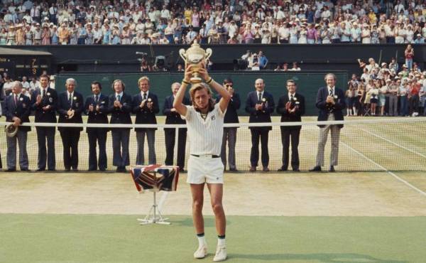 Ex tenista Bjorn Borg levantando el título de Wimbledon.