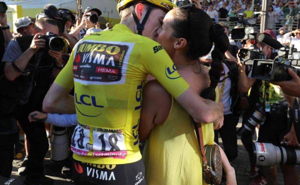 Jonas Vingegaard junto con su esposa Trine Marie luego de coronarse campeón del Tour de Francia.