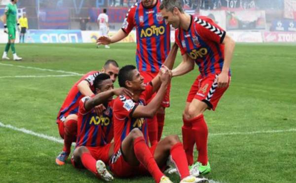 El “Cocherito” celebrando su gol con sus compañeros del Veria.