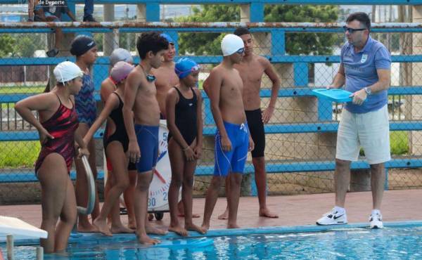 Gustavo Roldan impartiendo sus clases de natación junto a nuestro nadadores catrachos. FOTO: Gerencia de Deporte de San Pedro Sula.