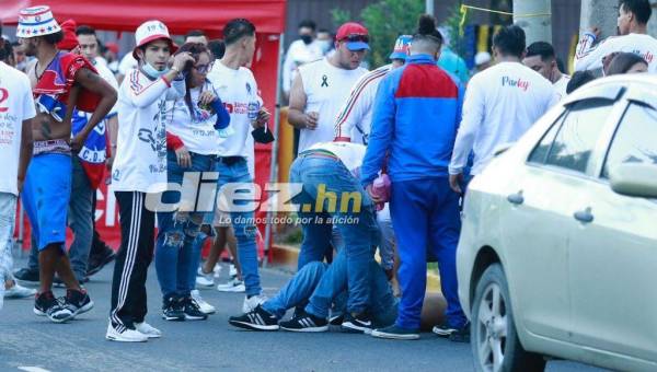 Aficionados heridos en las afueras del estadio Morazán.