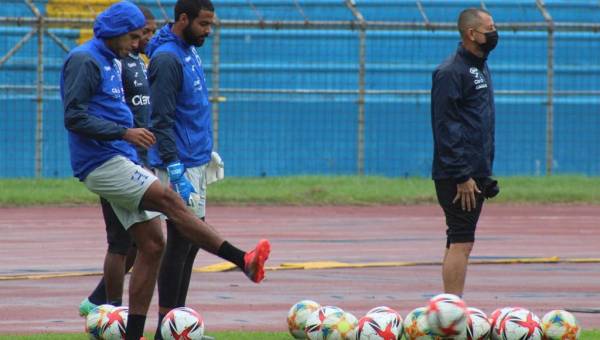 Los jugadores de la Selección de Honduras realizaron el entrenamiento en el estadio Olímpico bajo una llovizna incesante.