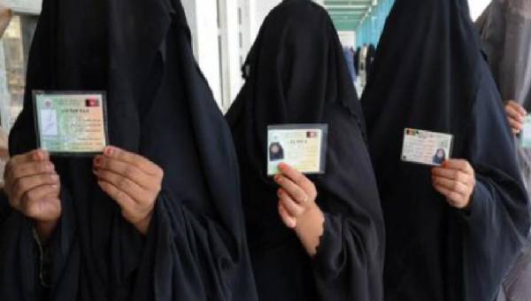 El endurecimiento del régimen talibán: Prohíben a las mujeres viajar sin un acompañante