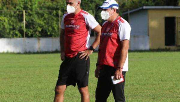 El entrenador Fernando Mira durante uno de sus entrenamientos con el Vida en La Ceiba. Foto cortesía Vida.