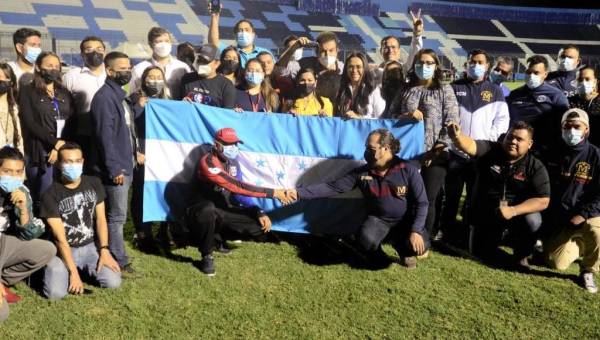 Integrantes de las barras firmaron el paz en la grama del estadio Nacional de Tegucigalpa.