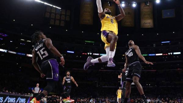 LeBron tuvo una noche espectacular para darle el triunfo a los Lakers y seguir superando el mal momento.