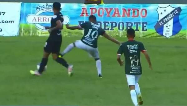 Mario Martínez y su violenta entrada a futbolista de Honduras Progreso.