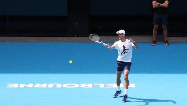Djokovic ya está entrenando en Australia, pero sin saber si participará en el torneo.