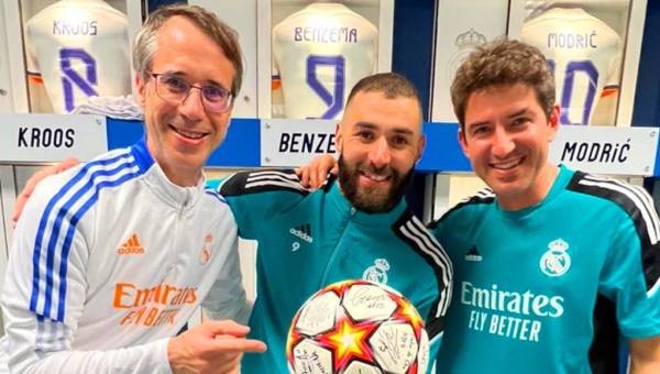 Benzema se llevó a su casa la camiseta firmada por sus compañeros del Real Madrid.