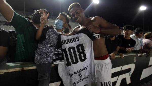 Jeancarlo Vargas viste el número 108 en su club. Aquí posando con aficionados después de uno de los encuentros de los Cafetaleros.