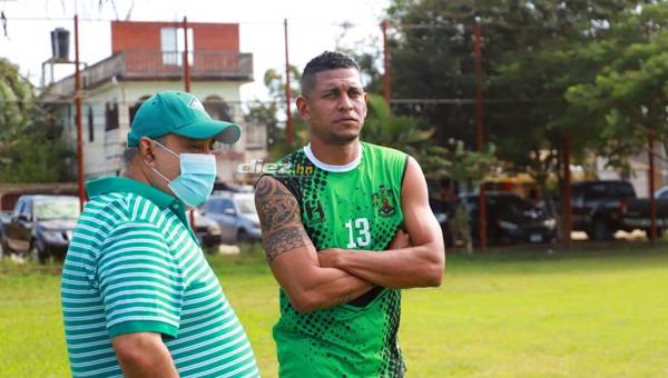 Carlo Costly junto a Alvin Lone, dueño y presidente del Lone FC de la Liga de Ascenso de Honduras.