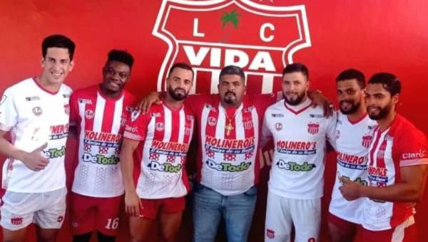 El presidente del Vida Luis Cruz junto a los nuevos fichajes para el Torneo Clausura 2022.