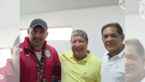 Hernán Gómez junto a Martín García y Rolin Peña en su visita por Marathón.
