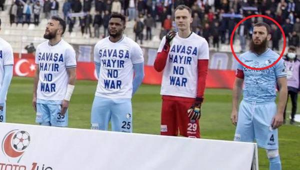 Aykut Demir no quiso ponerse la camiseta de ‘‘no a la guerra’’ por la situación que vive Ucrania.