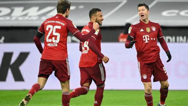 Robert Lewandowski hizo dos goles y lideró la victoria del Bayern Munich ante el Dortmund.