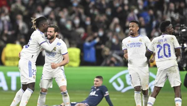 Futbolistas del Real Madrid festejan el pase a cuartos mientras Verratti se queda lamentando en el suelo.