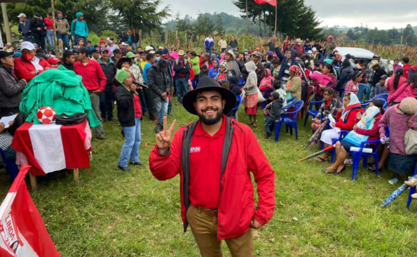 Bayron Rodríguez en una de las reuniones políticas con los pobladores de Yurula.