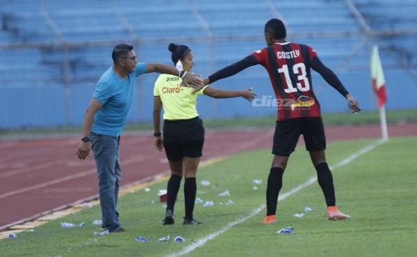 Costly saluda al DT Chato Padilla tras anotar uno de sus goles. FOTOS: Neptalí Romero