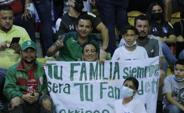 La pancarta que mostró la familia de Kervin Arriaga, jugador del Marrathón.FOTO: Neptalí Romero