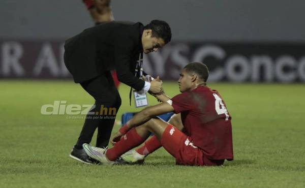 Luis Alvarado consoló a un futbolista panameño tras finalizar el partido.